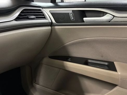 Used 2020 Ford Fusion SE FWD image 16