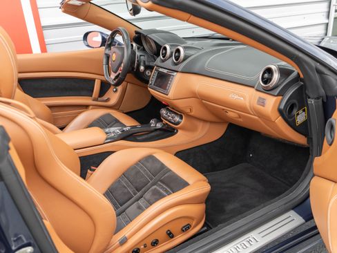 Used 2012 Ferrari California RWD image 17