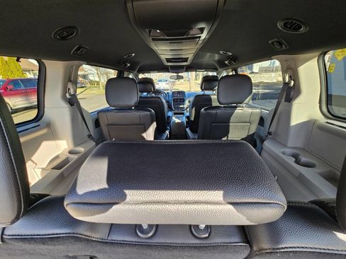 Used 2016 Dodge Grand Caravan SXT image 37