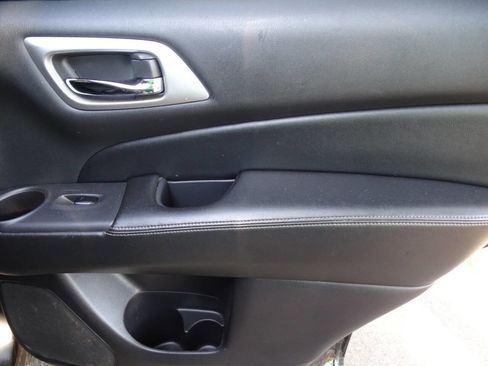 Used 2019 Nissan Pathfinder SV image 41