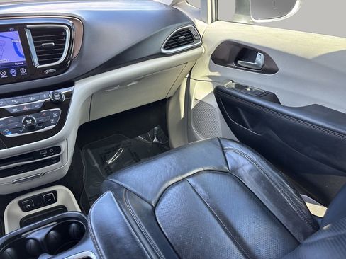 Used 2017 Chrysler Pacifica Touring-L Plus w/ Advanced Safetytec Group image 16