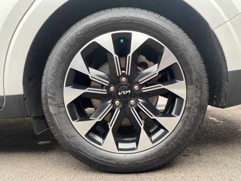 Used 2023 Kia Carnival EX image 34