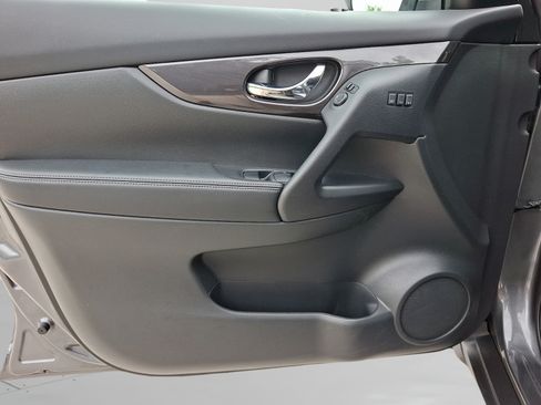 Used 2019 Nissan Rogue SV w/ Premium Package AWD/4WD image 12