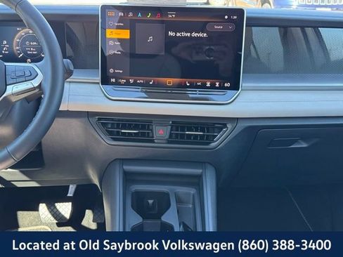 Used 2025 Volkswagen Tiguan SE AWD/4WD image 15