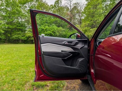 Used 2025 Chevrolet Trax LT w/ LT Convenience Package FWD image 10