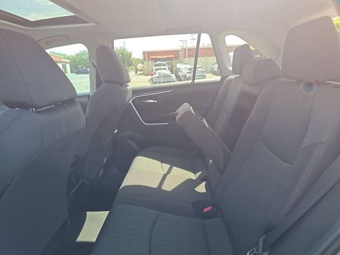 Used 2019 Toyota RAV4 XLE w/ Convenience Package FWD image 4