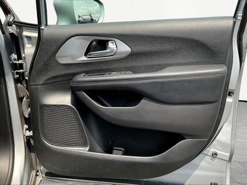 Used 2019 Chrysler Pacifica Touring Plus w/ Advanced Safetytec Group FWD image 26