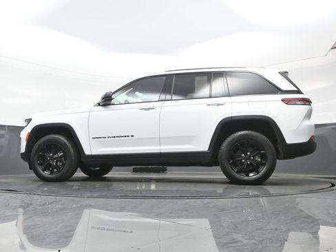 Used 2024 Jeep Grand Cherokee Altitude image 26