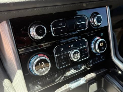 Used 2024 GMC Yukon Denali AWD/4WD image 12