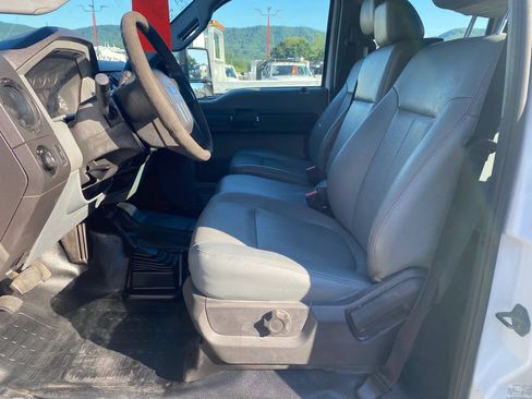 Used 2013 Ford F550 4x4 Crew Cab Super Duty w/ Payload Upgrade Pkg image 9
