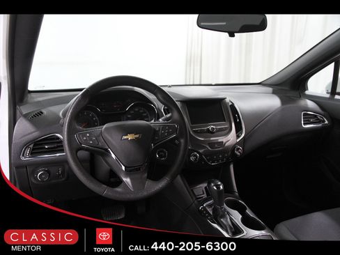 Used 2017 Chevrolet Cruze LT w/ Convenience Package image 6