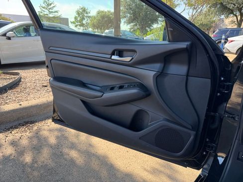 Used 2025 Nissan Altima 2.5 SV FWD image 18