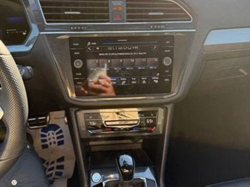 Certified 2022 Volkswagen Tiguan SE R-Line image 22