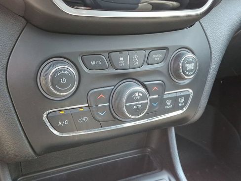 Used 2019 Jeep Cherokee Limited AWD/4WD image 19