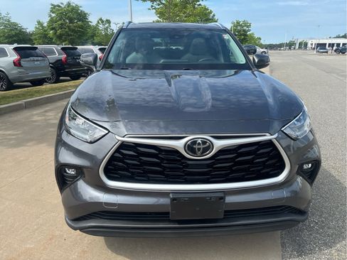 Used 2020 Toyota Highlander XLE AWD/4WD image 3