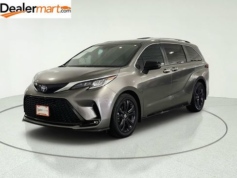 Used 2022 Toyota Sienna XSE FWD image 1