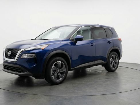 Used 2025 Nissan Rogue SV image 3