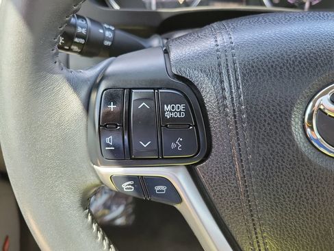 Used 2016 Toyota Highlander Limited w/ Driver Technology Package FWD image 28