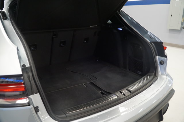 Certified 2026 Porsche Macan AWD/4WD image 9