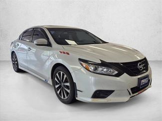Used 2017 Nissan Altima 2.5 SL w/ Moonroof Package FWD video 2