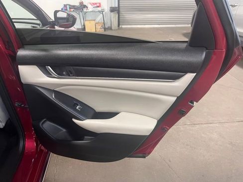 Used 2018 Honda Accord EX image 15