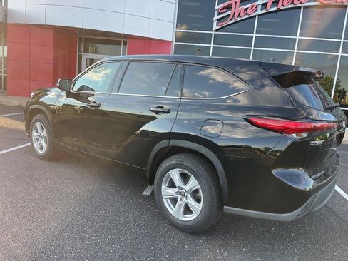 Used 2021 Toyota Highlander LE FWD image 4