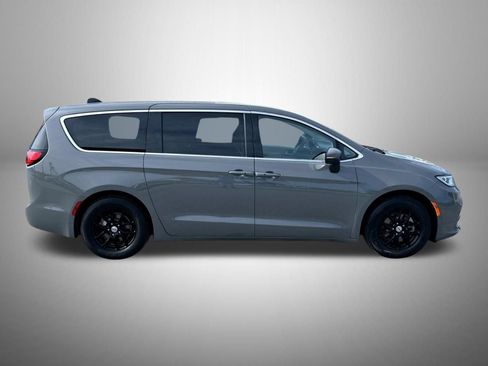 Used 2023 Chrysler Pacifica Touring-L FWD image 5