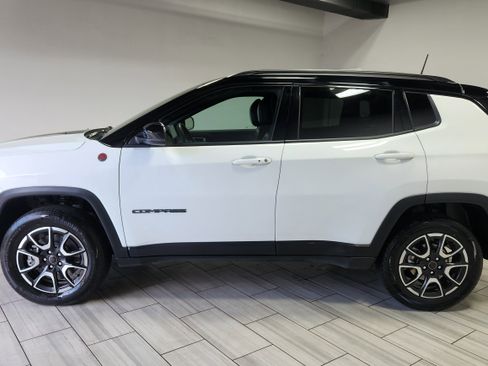 Used 2025 Jeep Compass Trailhawk image 2