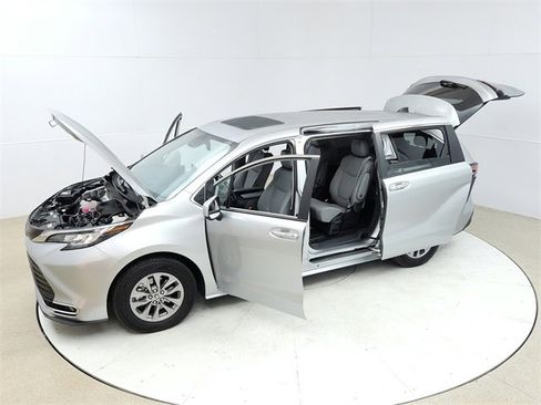 Used 2022 Toyota Sienna XLE image 22