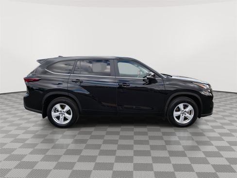 Used 2024 Toyota Highlander LE image 6