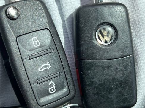 Used 2015 Volkswagen Beetle TDI FWD image 32