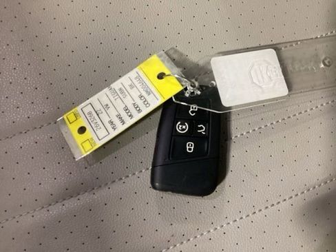 Certified 2022 Volkswagen Tiguan SE R-Line image 27