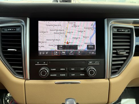 Certified 2018 Porsche Macan Sport Edition image 30