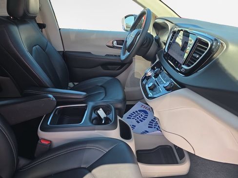 Used 2024 Chrysler Pacifica Touring-L FWD image 24