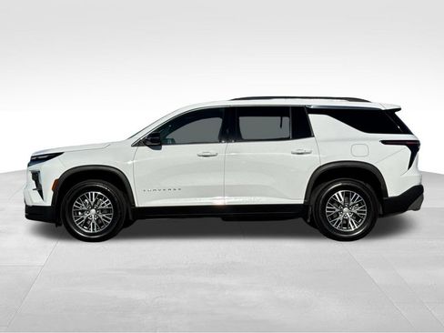 Used 2025 Chevrolet Traverse LT AWD/4WD image 2
