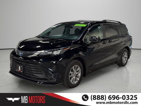 Used 2024 Toyota Sienna LE AWD/4WD image 1