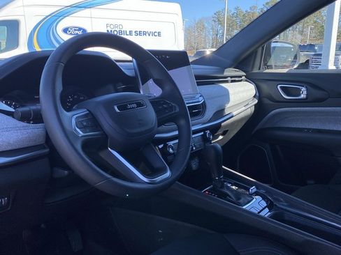 Used 2024 Jeep Compass Sport image 10