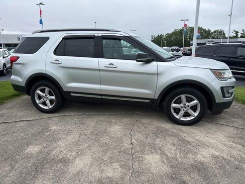 Used 2017 Ford Explorer XLT w/ Equipment Group 202A AWD/4WD image 3