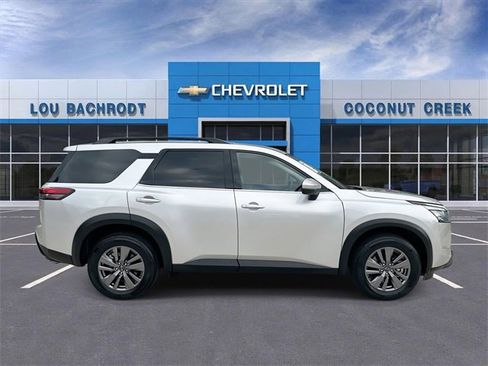 Used 2025 Nissan Pathfinder SV image 9