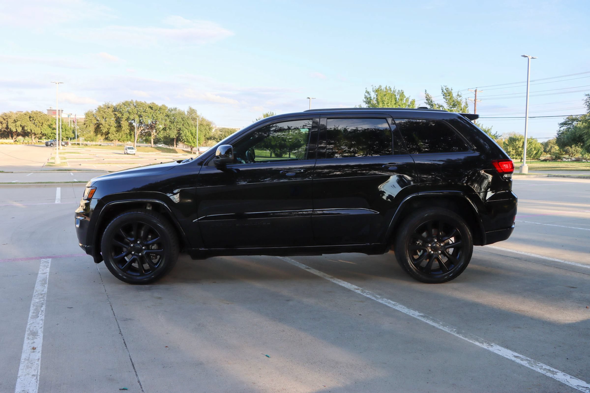 Used 2021 Jeep Grand Cherokee Laredo X RWD image 4