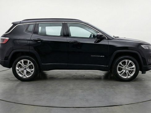Used 2025 Jeep Compass Latitude AWD/4WD image 11