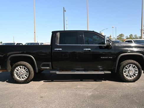 Used 2022 Chevrolet Silverado 2500 High Country w/ Z71 Off-Road Package image 13