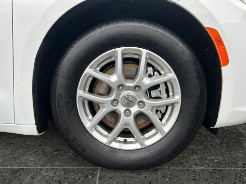 Used 2021 Chrysler Pacifica Touring-L image 9