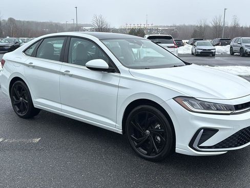 Used 2025 Volkswagen Jetta SE w/ Sunroof Package image 2