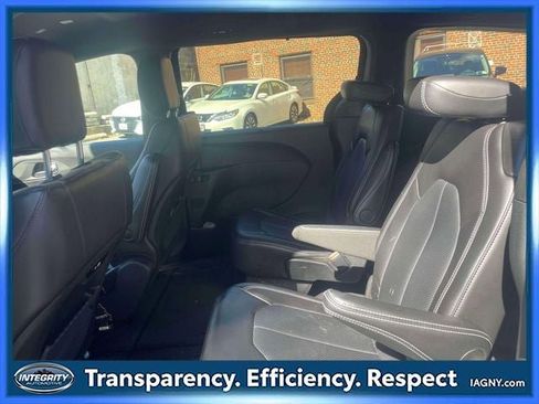 Used 2025 Chrysler Pacifica Select image 12