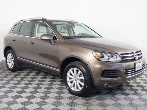 Used 2012 Volkswagen Touareg Sport AWD/4WD image 3