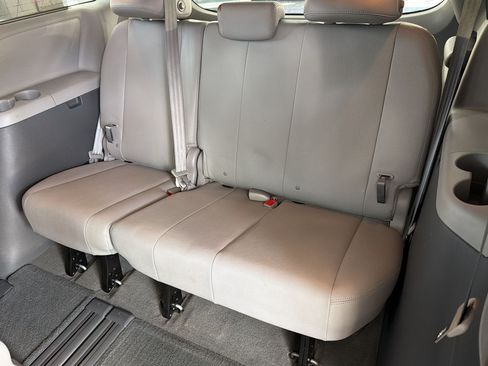 Used 2016 Toyota Sienna XLE w/ XLE Navigation Package FWD image 33