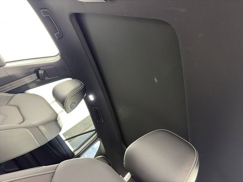 Used 2024 Volkswagen Atlas Cross Sport SE w/ Panoramic Sunroof Package image 19