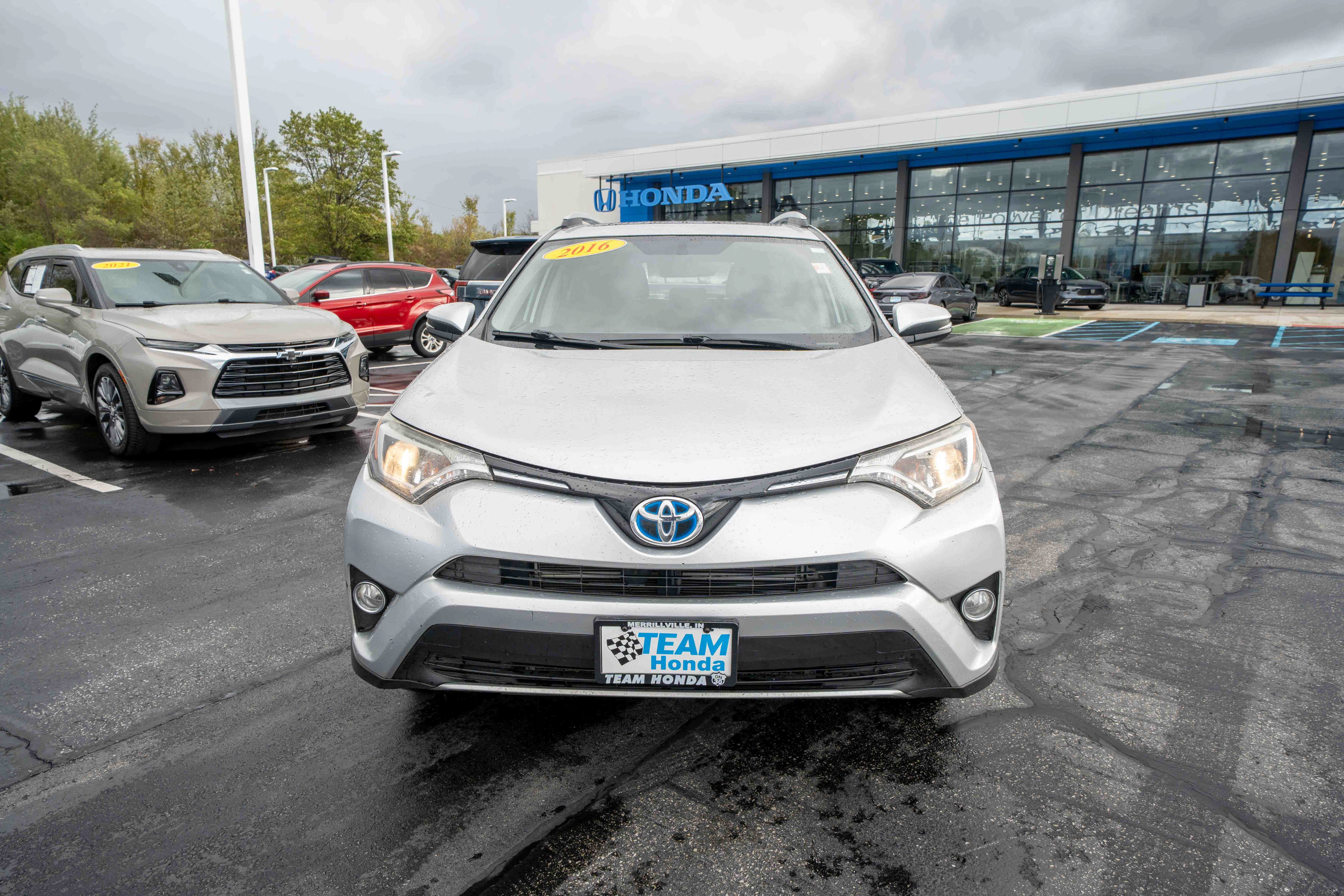 Used 2016 Toyota RAV4 XLE AWD/4WD image 2