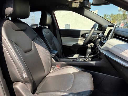 Used 2025 Jeep Compass Limited image 37